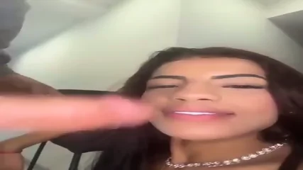 Brunette Giving A  Her  On Air (VISIT THE LINK IN THE PROFILE BIO MANY MEDIA IN THE VIP GROUP) - Video Porno Gratuite HD | Jeux de Rue