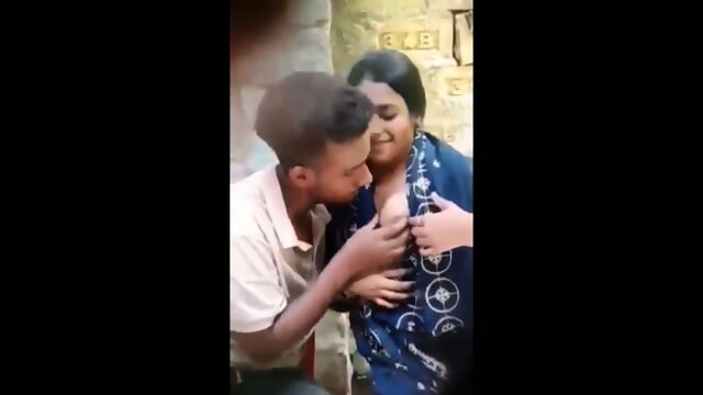 Desi Lover OutDoor Romance And Boobs Sucking | Viral MMS - Video Porno Gratuite HD | Jeux de Rue